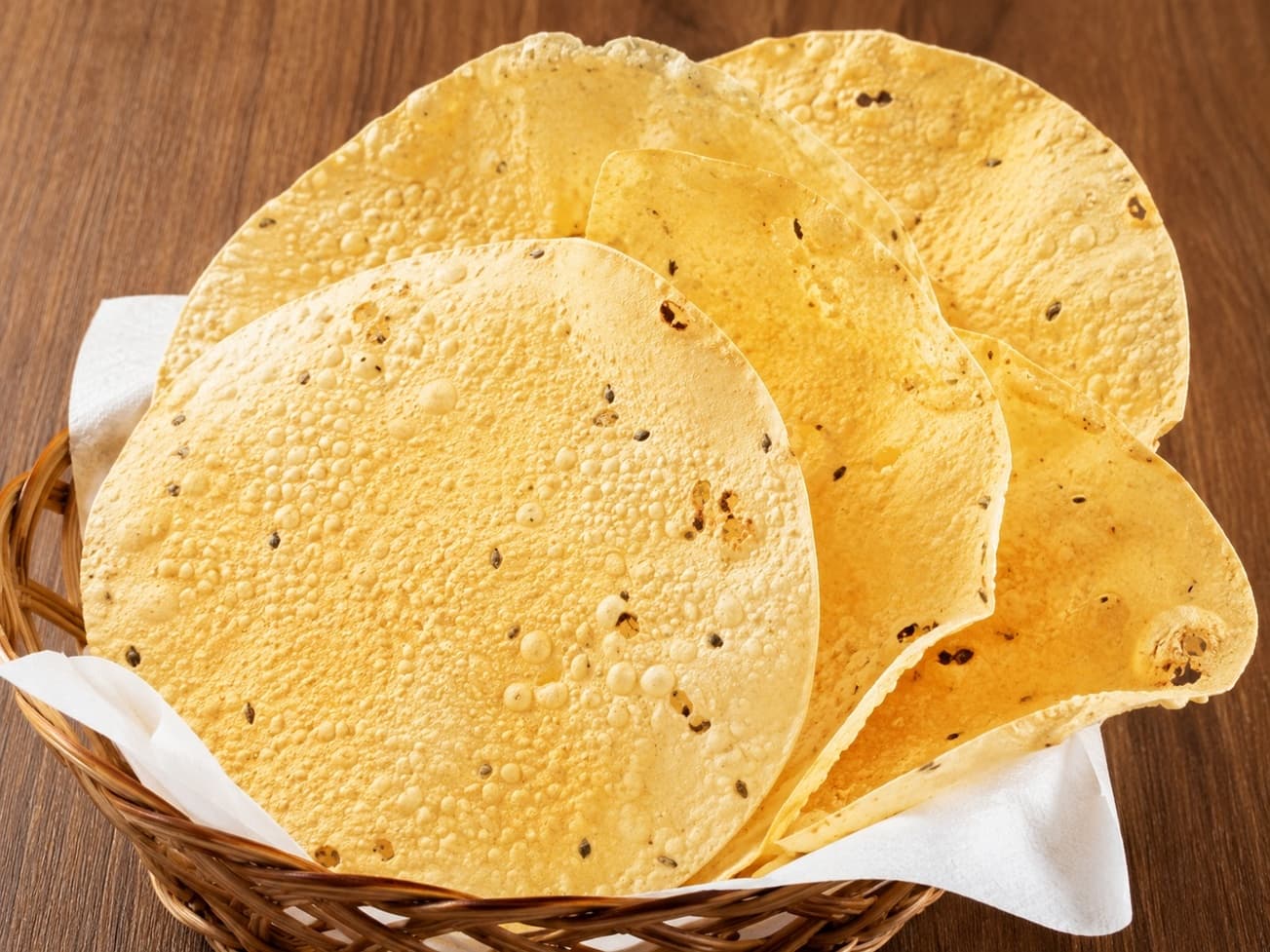 さくらアジアンダイニング&バーのかごに盛り付けたパパド