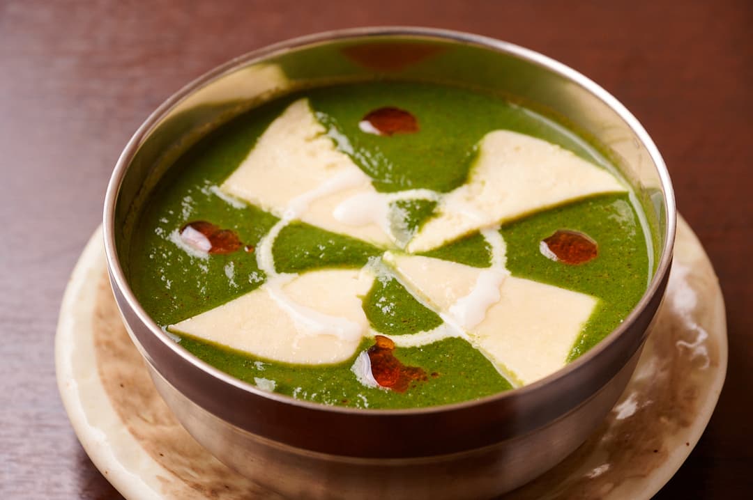 さくらアジアンダイニング&バーのパニールとクリームを添えたほうれん草カレー