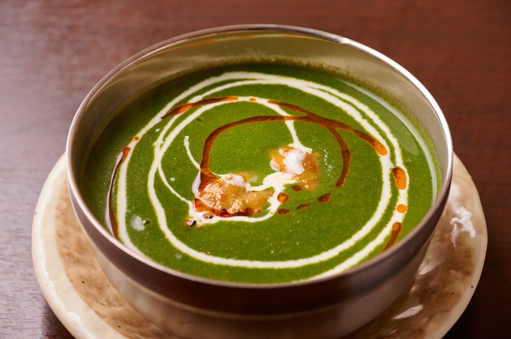 さくらアジアンダイニング&バーのクリームを渦巻き状に添えたほうれん草カレー