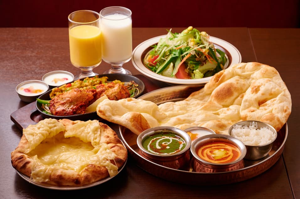 さくらアジアンダイニング&バーのナン、カレー、グリル料理、ライス、サラダ、ドリンクのセット