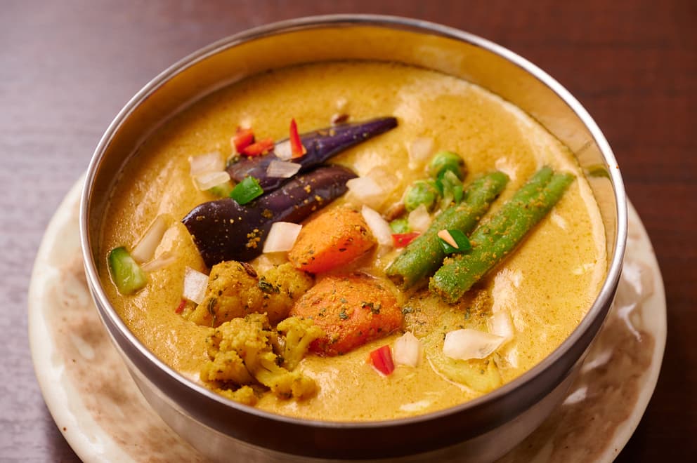 さくらアジアンダイニング&バーのカリフラワー、パプリカ、いんげん入りの野菜カレー
